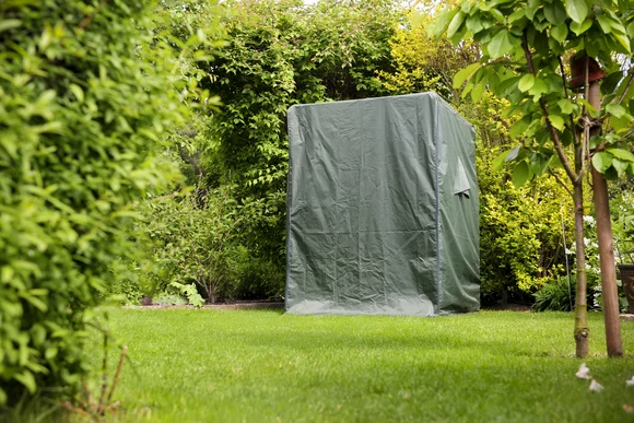 Abgedecktes Gartenhaus im Garten
